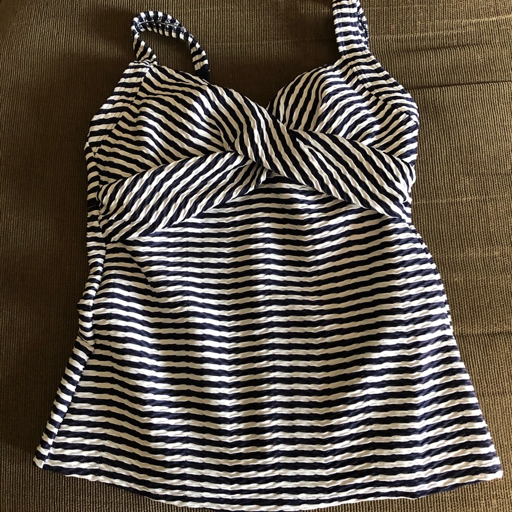 Lands’ End Texture underwire tankini top size 2